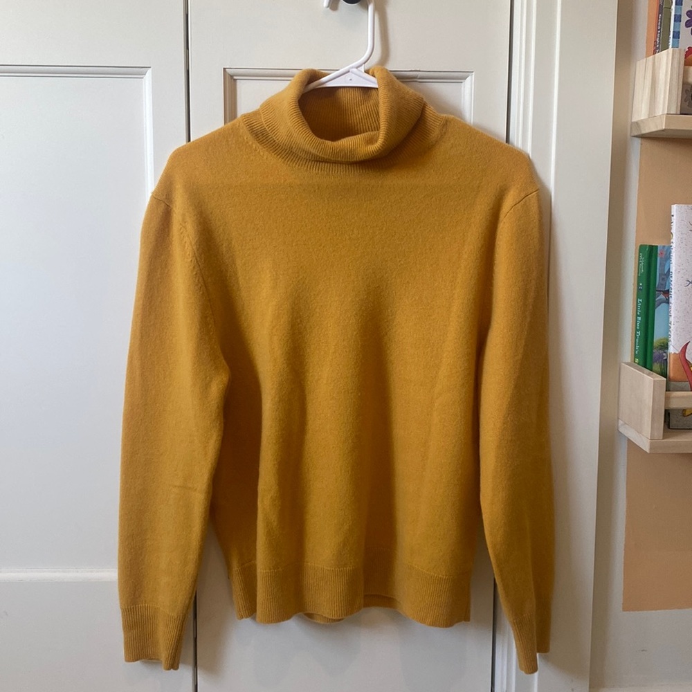 Mustard turtleneck Uniqlo